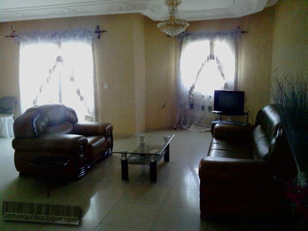 Salon — Appartement meublé 3 chambres à Bonamoussadi, Douala