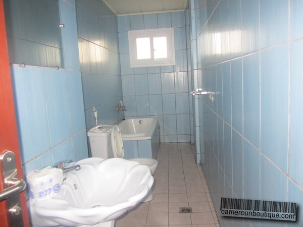 Appartement meublé 3 chambres à Akwa Wouri, Douala — vue 5