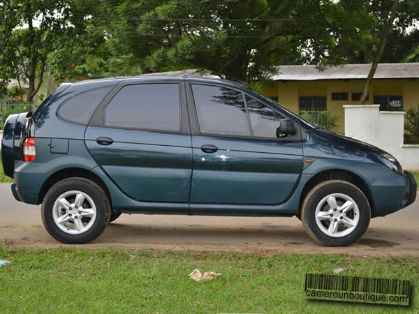 Location voiture Renault Scenic 4X4 à Douala — vue 1