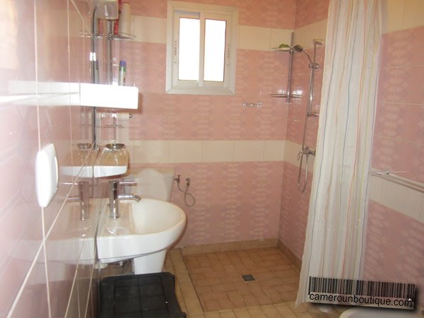 Salle de bains — Villa meublée 3 chambres à Efoulan, Yaoundé