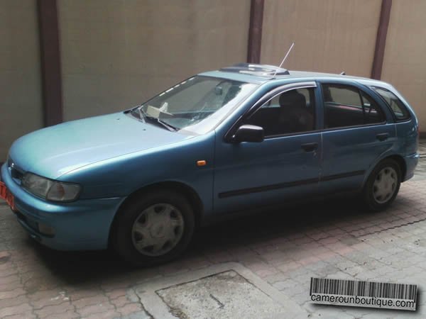 Location voiture Nissan Almera à Douala — vue 1