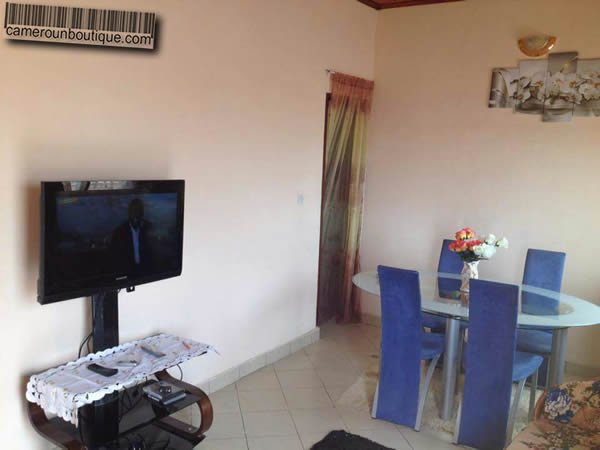 Séjour et coin repas — Studio meublé à Ngousso, Yaoundé