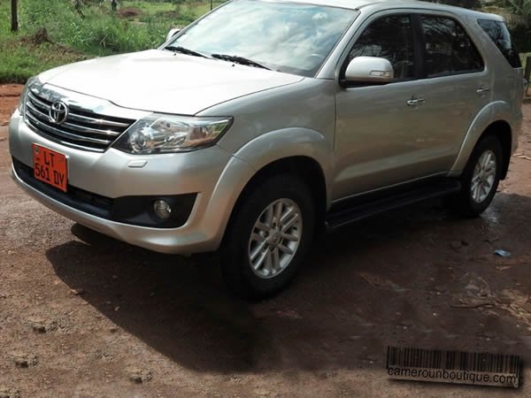 Location voiture 4X4 Toyota Fortuner à Douala — vue 1