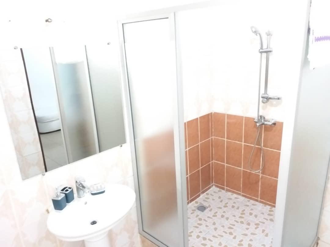 Appart meublé 3 chambres à Bonanjo Douala – Image 4