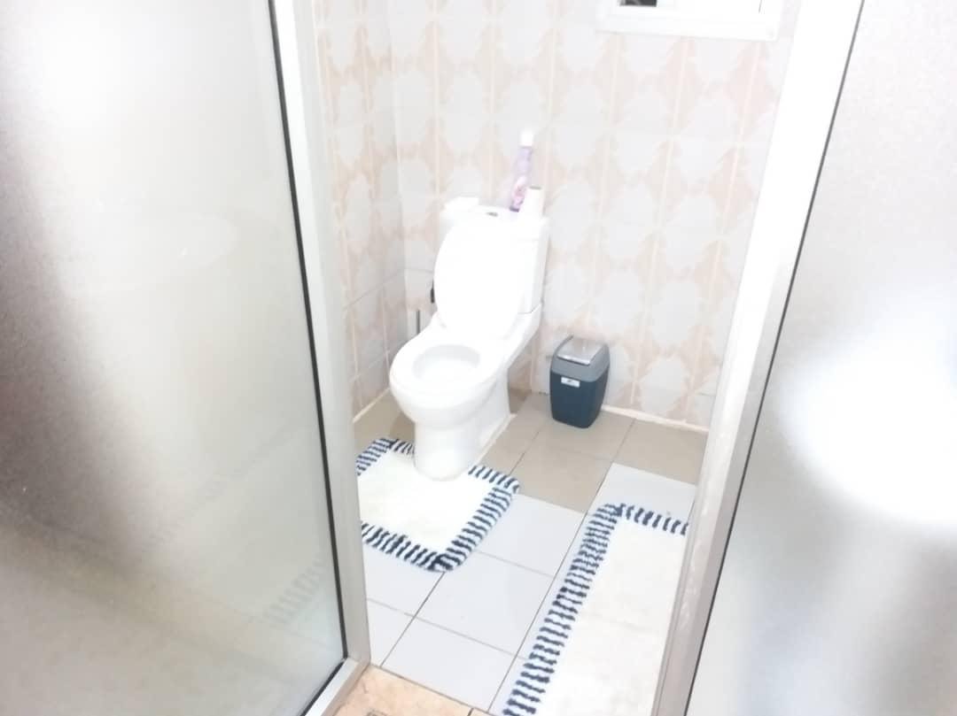 Appart meublé 3 chambres à Bonanjo Douala – Image 6