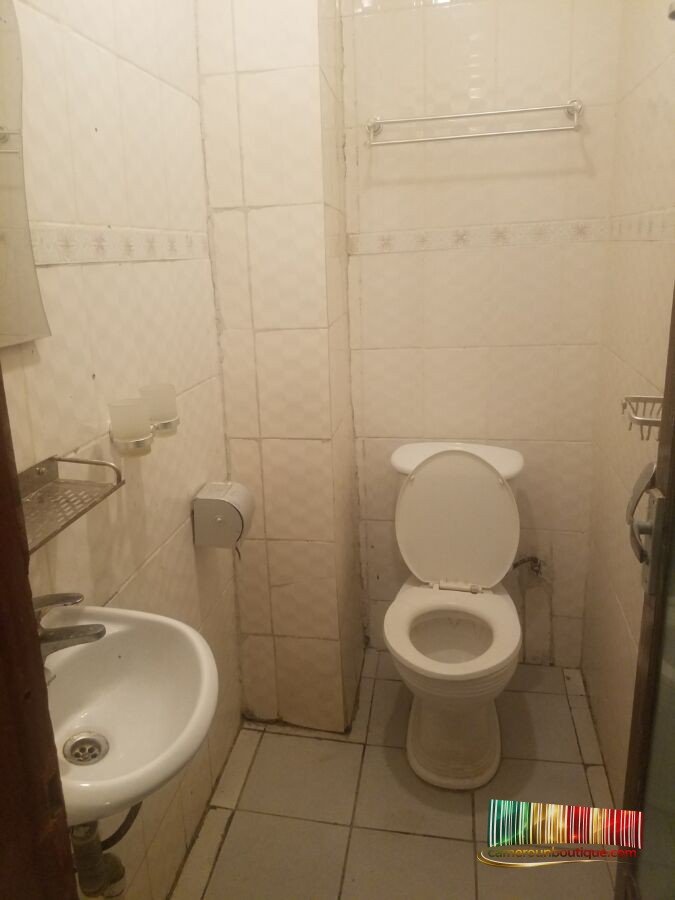 Appartement meublé F3 avec ascenseur à Bonapriso Rue Koloko Douala – Image 7