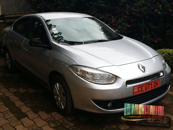 Renault Fluence en location à Douala, vue extérieure de trois quarts avant