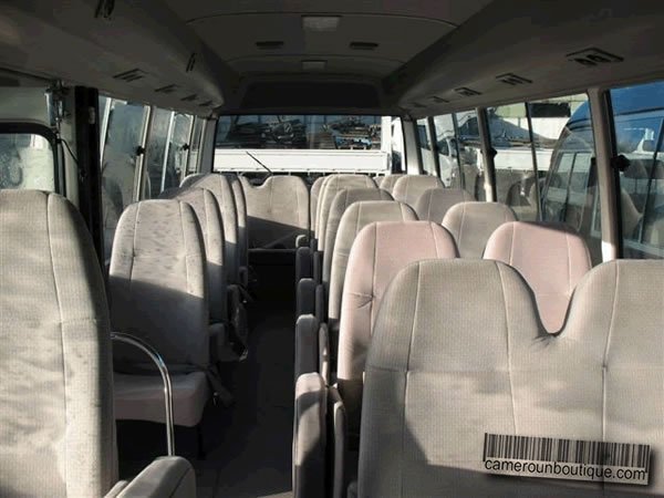 Location Mini Bus Toyota Coaster à Douala — vue 2