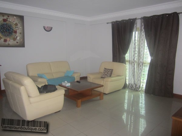 Studio meublé avec baignoire à Bastos, Yaoundé — vue 1